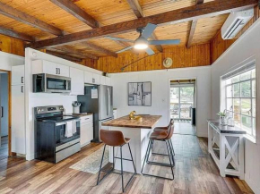 Lakefront Cottage in Secluded Cove